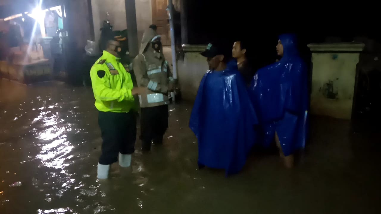 Polresta Bandung Polda Jabar Pantau Banjir yang Merendam Pemukiman Warga