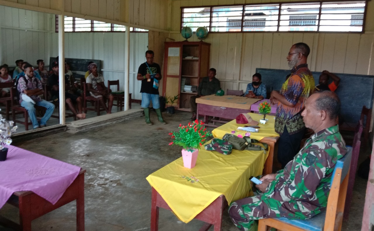 Kodim 1709 Gandeng Kepala Distrik Yapen Barat Gelar Penyuluhan Administrasi Kampung