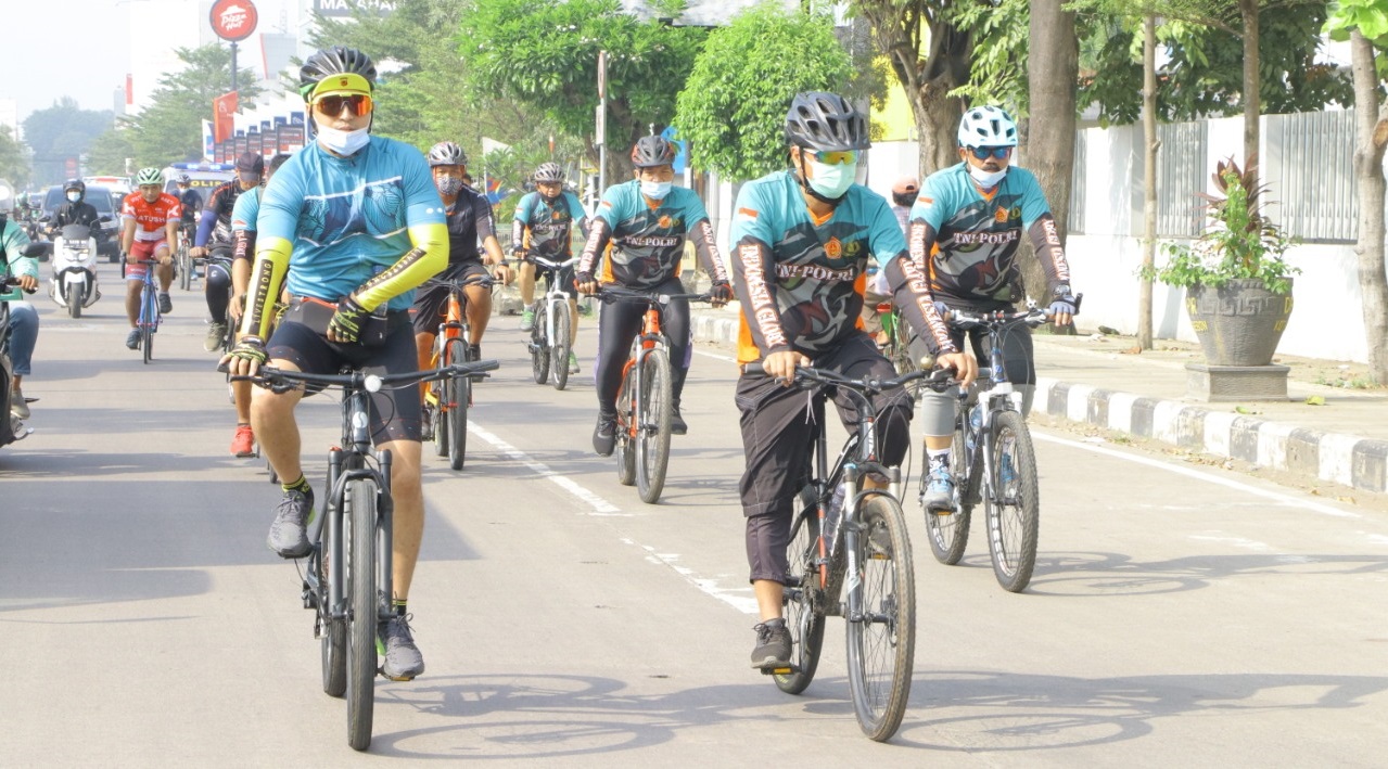 Hadiri Peresmian Lapangan Olahraga Sarwajala TNI AU Cirebon, Kapolres Cirebon Kota Gunakan Sepeda 