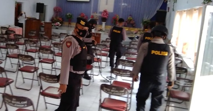 Jelang Paskah, Sat Sabhara Polres Majalengka Polda Jabar Sterilisasi Gereja