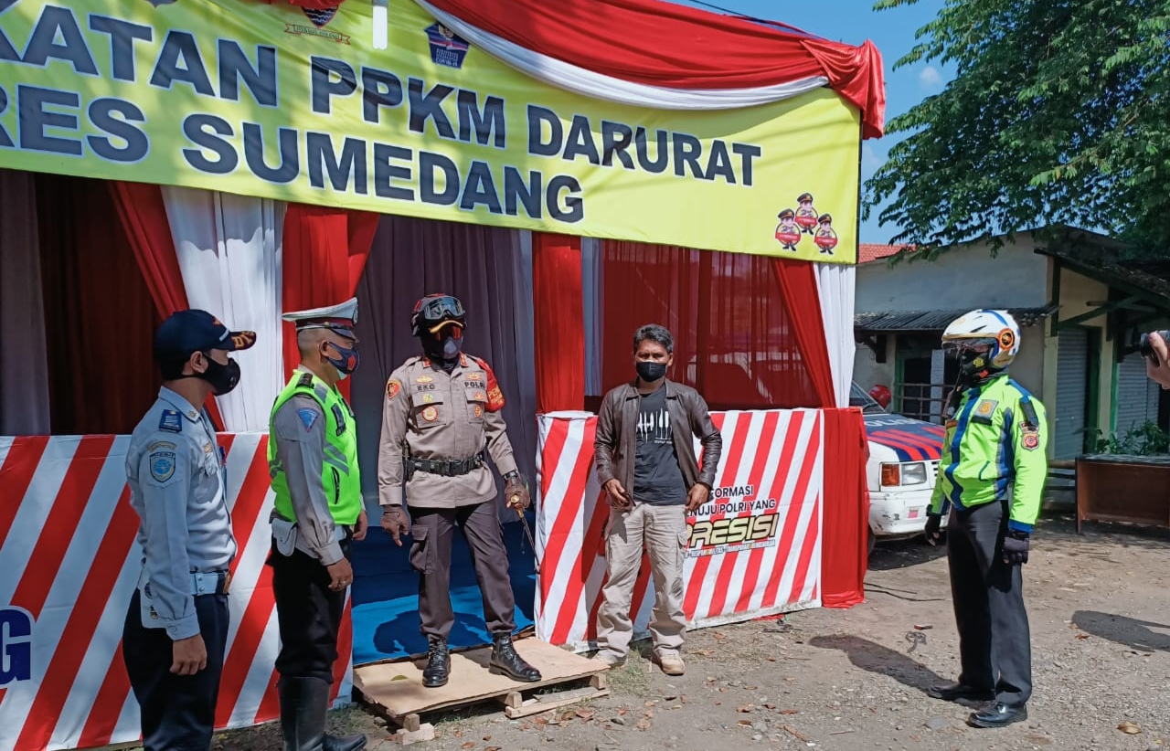 Hari Kedua PPKM Darurat, Kapolres Sumedang Cek Pos Penyekatan