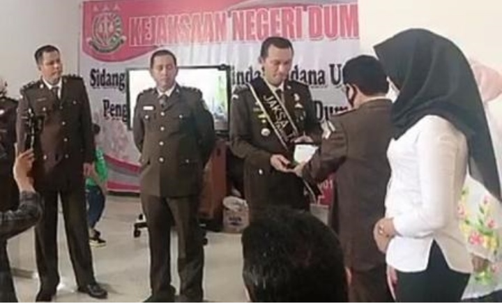 Pada Perayaan HUT Adhyaksa Ke-60, Kajari Dumai Berikan Reward Kepada Pegawai dan Jaksa Berprestasi