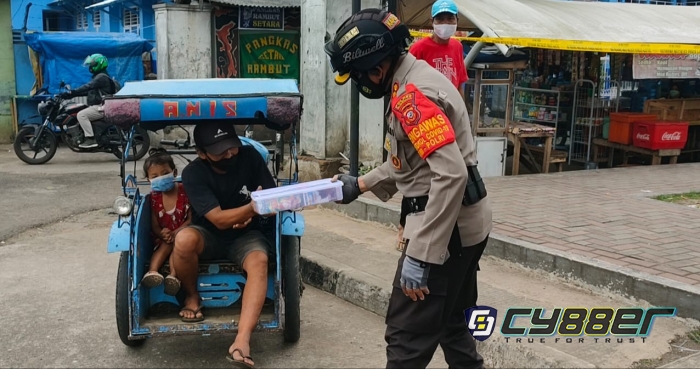 Saat Bagikan Sembako, Kapolres Sumedang Himbau Warga Patuhi Aturan PPKM Darurat 