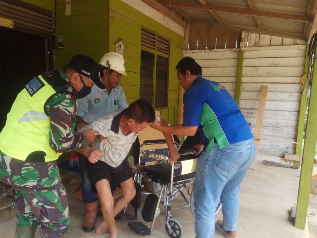 Kodim 0302 Inhu melalui Babinsa Serahkan Kursi Roda Melalui Bantuan PT. SSR