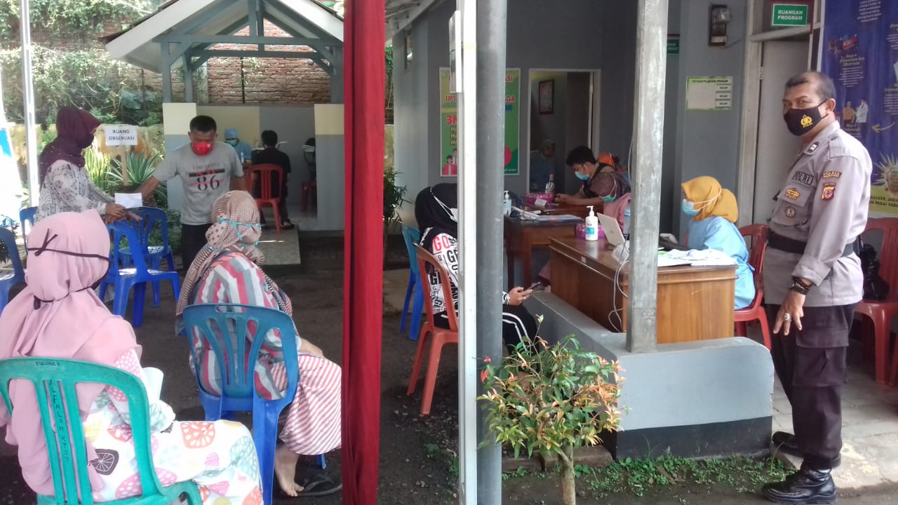 Personel Polres Majalengka Polda Jabar Monitoring Pelaksanaan Vaksinasi Covid-19 Untuk Para Pedagang