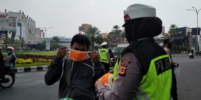 Dukung 3M, Sat Lantas Polsek Telukjambe Timur Polres Karawang Polda Jabar  Bagi-Bagi Masker Gratis Kepada Pengendara