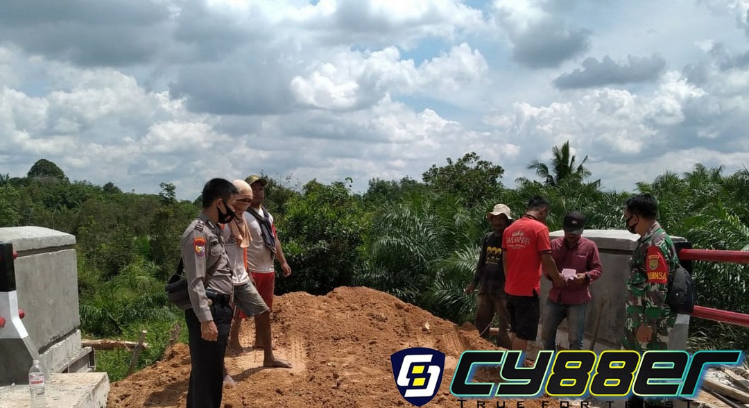 Briptu Endi Hendri Bersama Babinsa Pantau Pembangunan di Desa Sungai Badak