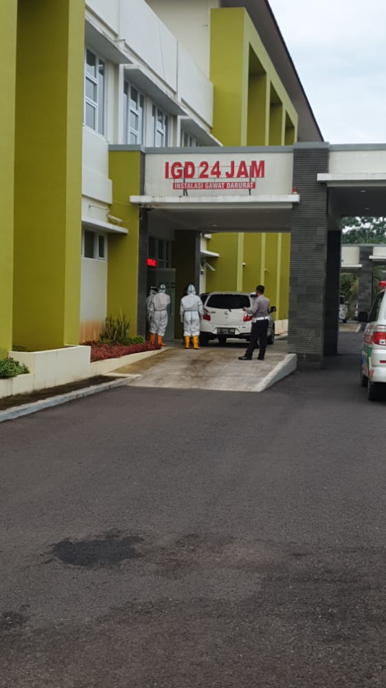 Polres Lakukan Pengawalan dan Pengamanan Isolasi Pasien Terkonfirmasi Positif oleh Satuan Tugas Covid 19 Kota Banjar