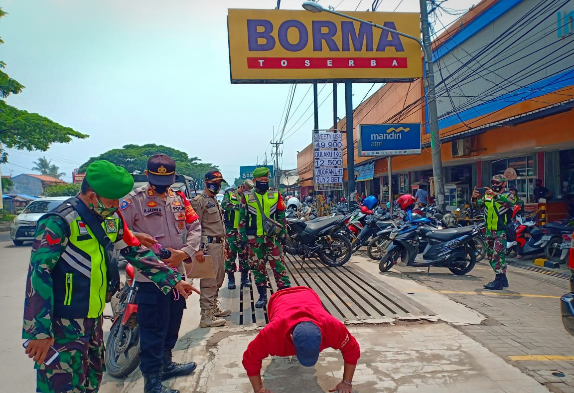 Patroli PPKM Polresta Bandung Polda Jabar, Himbau Prokes di Sekitar Borma Nanjungmekar Rancaekek