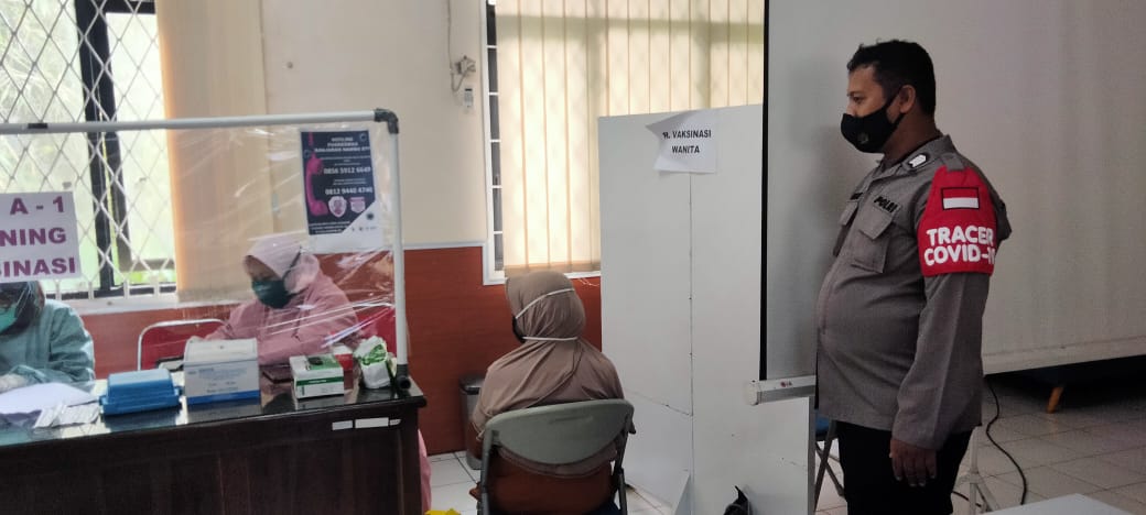 Bhabinkamtibmas Polresta Bandung Pantau Vaksinasi Lansia di Puskesmas Nambo