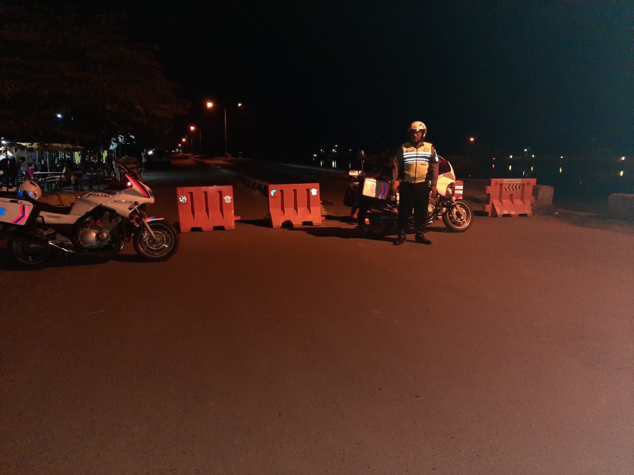 Cegah Penyebaran Virus Corona, Personil Gabungan TNI/POLRI Tutup 4 Titik Area Publik 