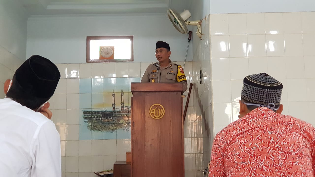 Wakapolres Banjar Laksanakan Sholat Jumat di Masjid Al-Muamalah Sampaikan Imbauan Protokol Kesehatan 