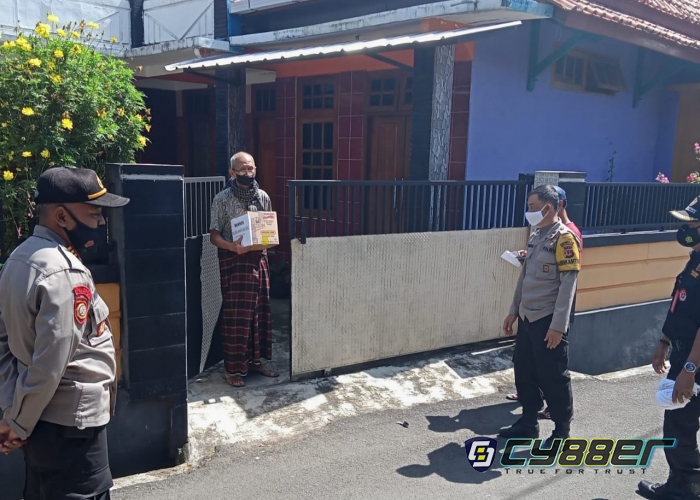Peduli Warga Isoman di Masa PPKM Darurat, Polisi Serahkan Sembako 