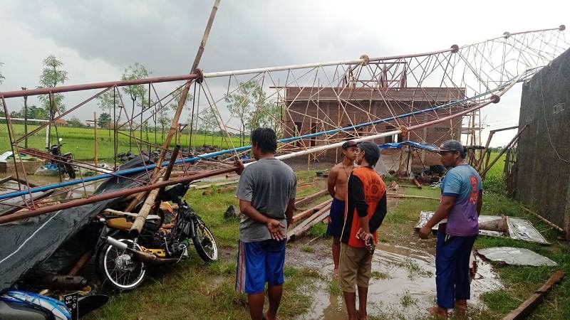 Puting Beliung Terjang Losari Brebes, Puluhan Rumah, 3 Motor Rusak, dan Tower Wifi Ambruk