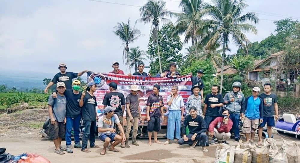 Forum  Komunikasi Pemuda Muara Jaya Bersama Scooteris Menyalurkan Bantuan banjir Bandang Cibuntu Sukabumi