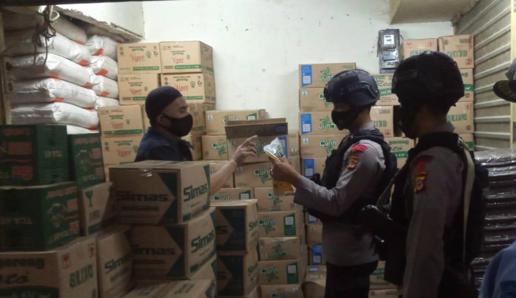 Cek Ketahanan Pangan, Sat Brimob Polda Jabar Sambangi Pasar Cipanas Cianjur