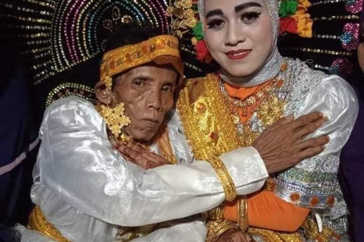 Viral! Niat Lamar Ibunya, Pria ini Malah Menikah dengan Anaknya. Istri Mengaku Bahagia Usai Malam Pertama