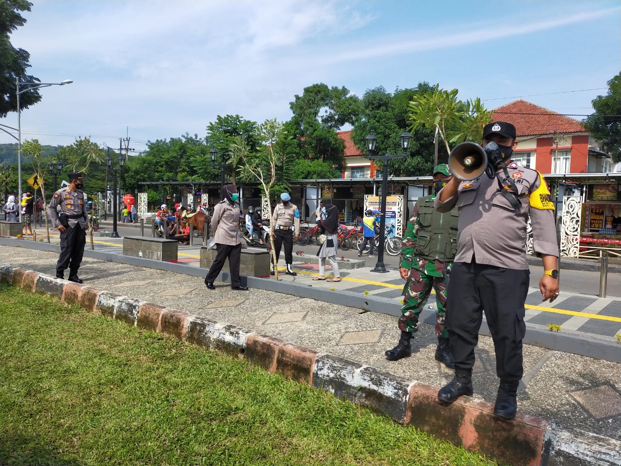 Satgas Covid-19 Polres Majalengka Polda Jabar Bubarkan Kerumunan Warga di Alun-Alun Majalengka