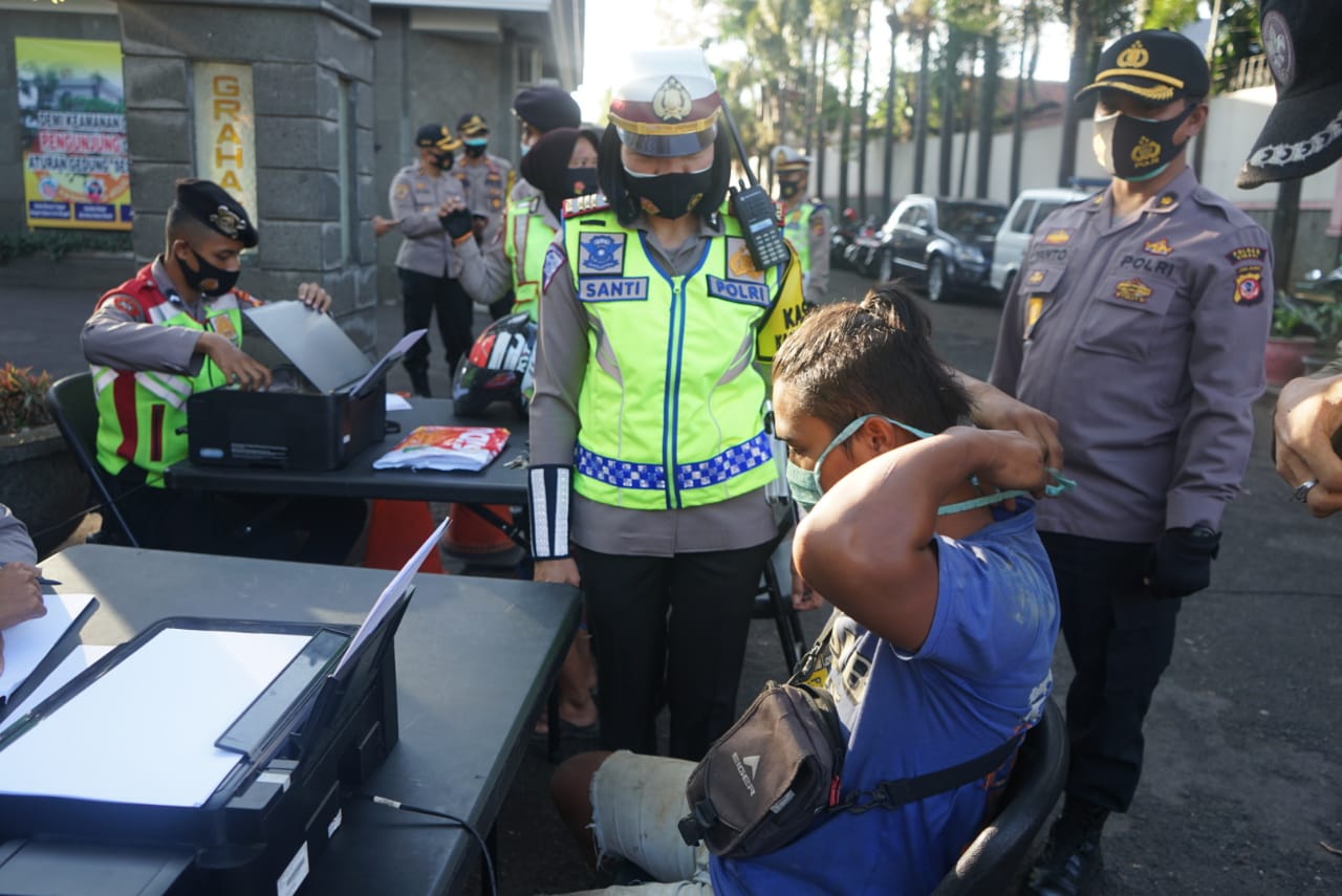 Kapolres Cimahi Polda Jabar Pimpin Ops Yustisi di Sangkuriang Cimahi