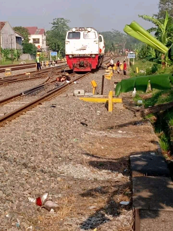 Terobos Palang Kereta, Nyawa Berakhir di Rel