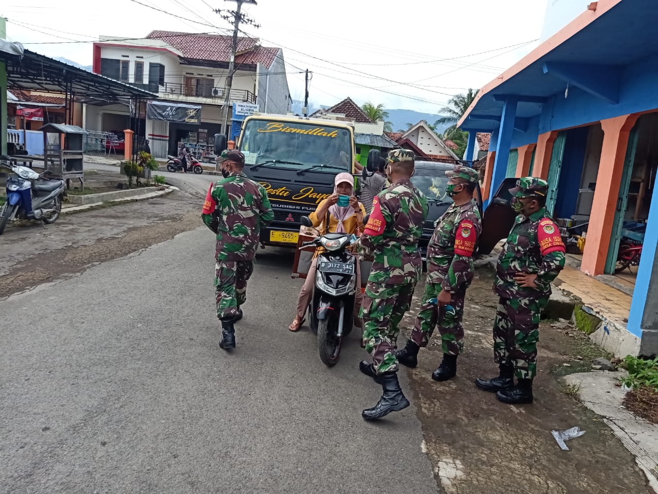 Koramil 1506 Cibingbin lakukan Operasi Yustisi Sekitar Pasar Cegah Penyebaran Covid-19