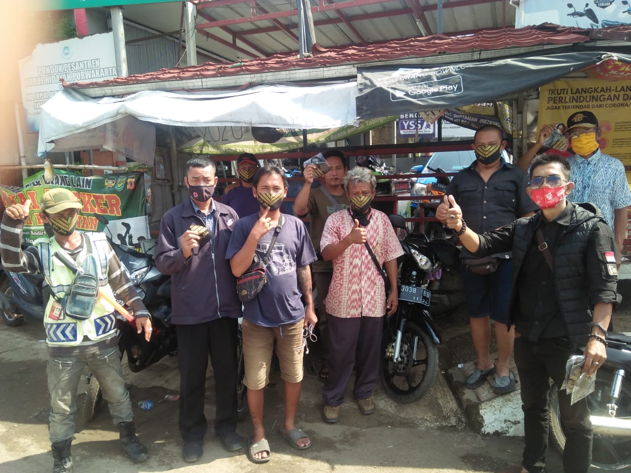 Turut Cegah Covid -19, Persatuan Wartawan Purwasuka Bagikan Masker Gratis