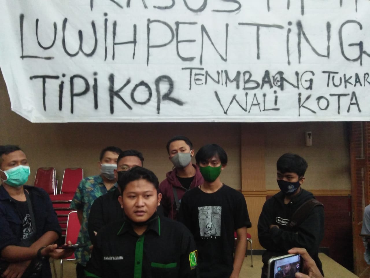 Mahasiswa Bentangkan Spanduk Saat Acara RDP di DPRD Kota Tegal