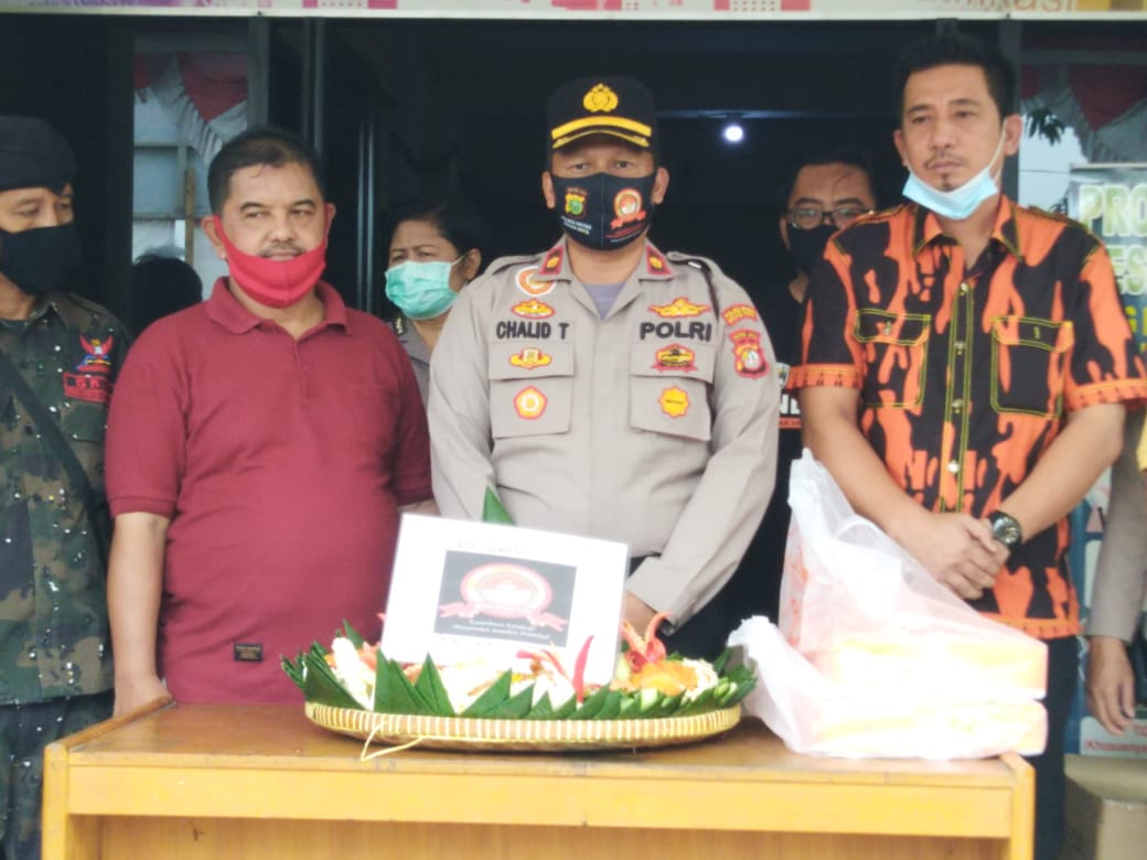 Dalam Rangka Ikut Merayakan HUT Bhayangkara ke 74 POBU Bekasi Utara Berikan Kue Ulang Tahun