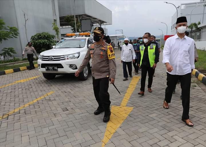 Ganjar Pranowo dan Kapolda Sambut Jenazah Habib Ja,far Di Bandara 