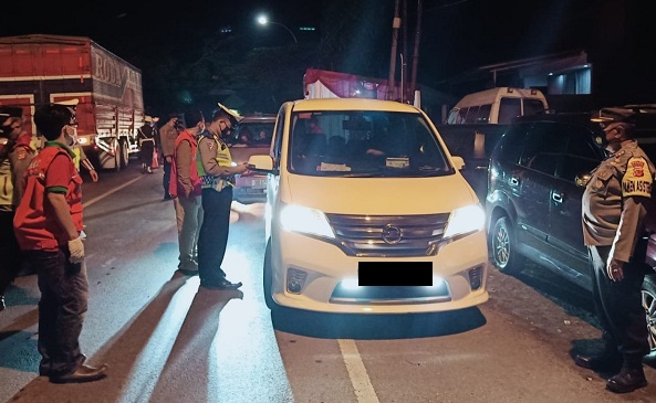 Dini Hari Nekad Mudik, 15 Kendaraan Diputarbalikan Pada Penyekatan di Pospam Kadipaten