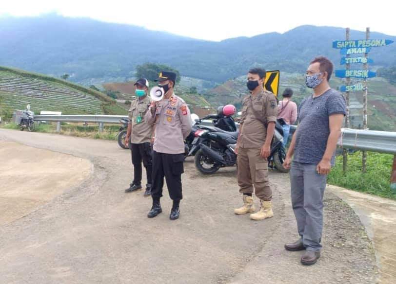 Personel Polres Majalengka Polda Jabar Berikan Himbauan Kepada Pengunjung Obyek Wisata Panyaweuyan