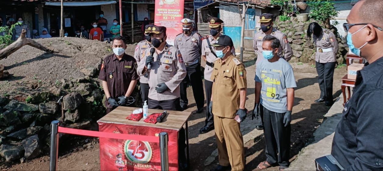 Mabes Polri Berikan Bantuan pada Warga Masyarakat Sumedang