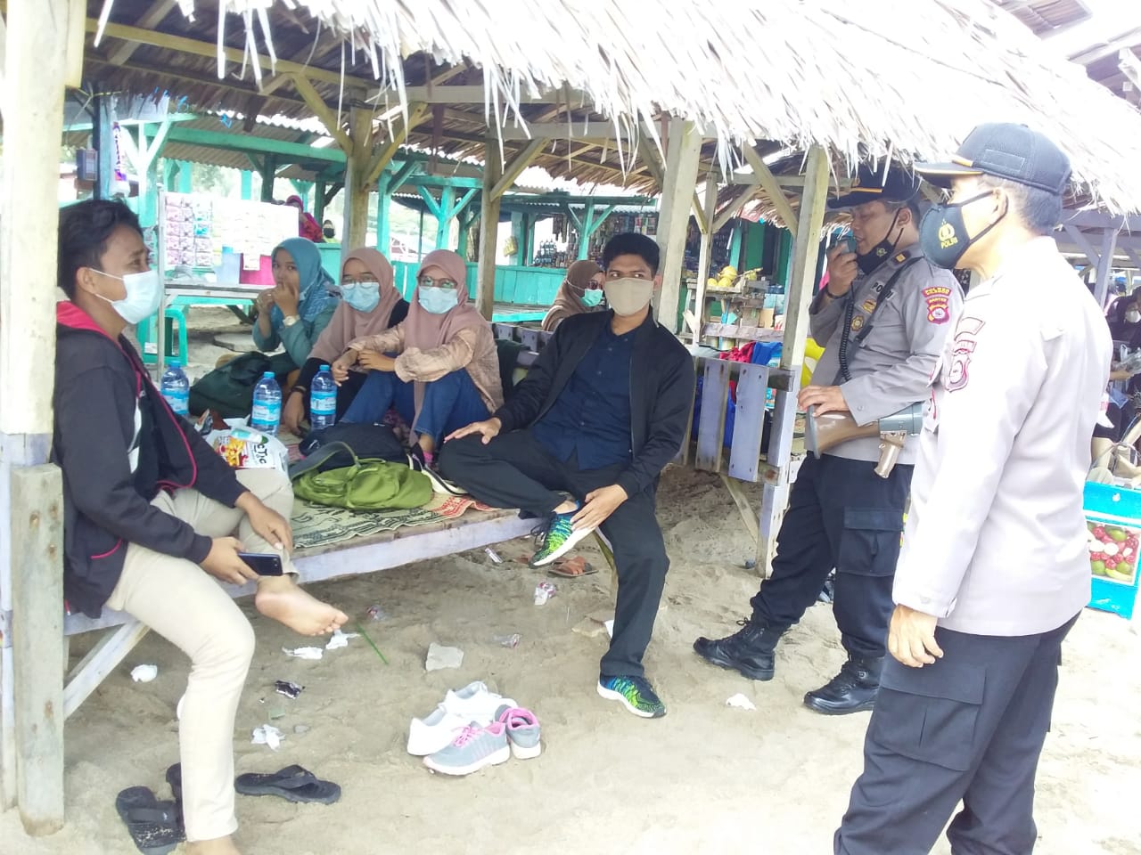 Polres Cilegon Beri Edukasi Cegah Penyebaran Virus Covid 19 di Pantai Anyar dan Cinangka