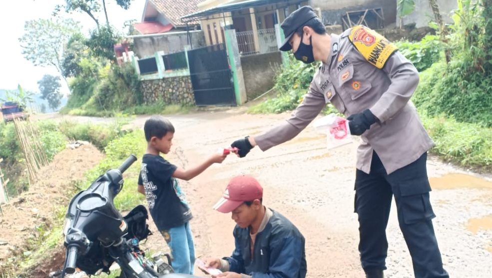 Cegah Penyebaran Covid-19, Polresta Bandung Polda Jabar Bagikan Masker