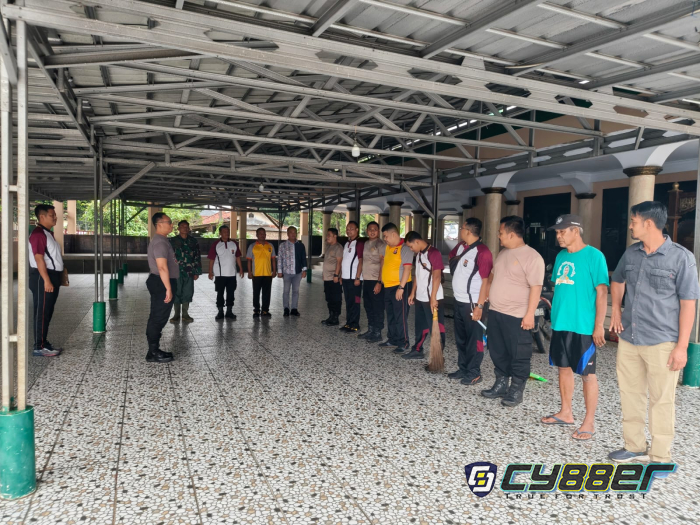 Polsek Cibeber Gelar Baksos Bersihkan Masjid Sambut Isro Mi’raj
