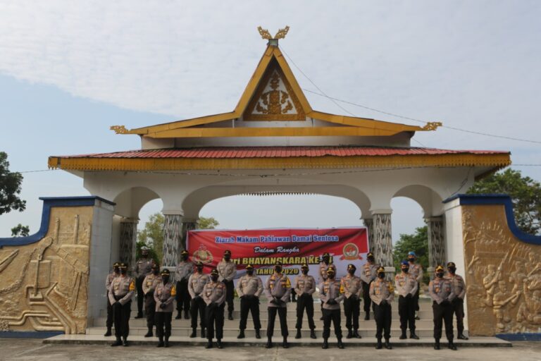 Polres Dumai Gelar Upacara Ziarah dan Tabur Bunga di TMP Damai Sentosa