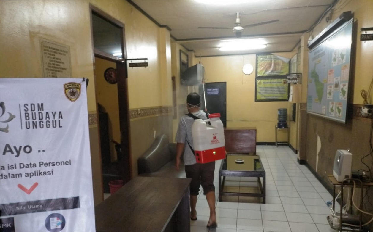 Cegah Covid 19 Polsek Pameungpeuk Bandung Lakukan Penyemprotan Disinfektan di Ruang Tahanan