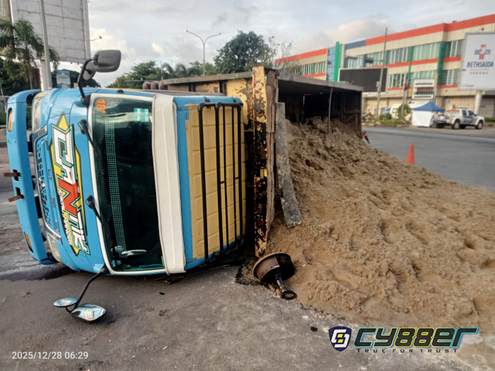 Truk Bermuatan Pasir Terguling di Traffic Light PCI Cilegon, Tak Ada Korban Jiwa