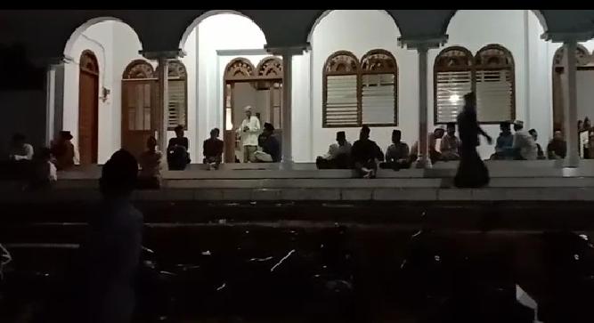 Salat Gerhana Bulan di Masjid Ombul Desa Badung