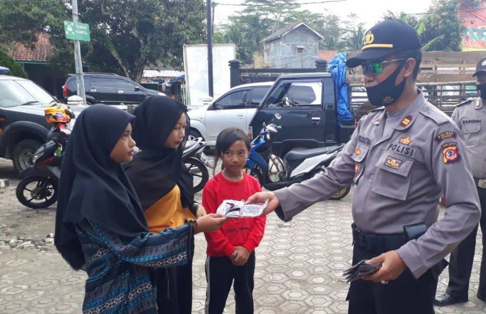 TNI Polri Bersinergi Beri Edukasi 3M dan Protokol Kesehatan di Pangandaran