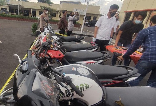 Polres Cianjur Polda Jabar Ciduk 8 Pelaku Curanmor dan Amankan Barbuk