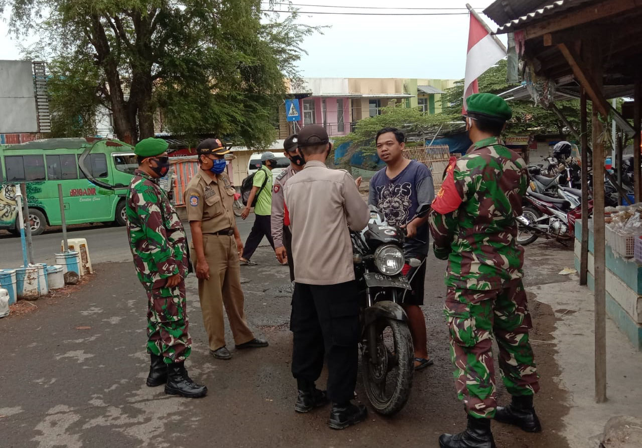 Tiga Pilar Karangampel Terus Gerak Ops Yustisi Prokes 3M di Pertigaan Pasar