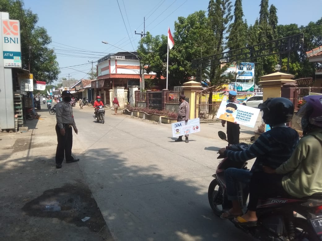 Polsek Sliyeg  Terus Edukasi Prokes Setiap Hari  Siang Maupun Malam  di Tempat Berbeda Secara Stasioner 
