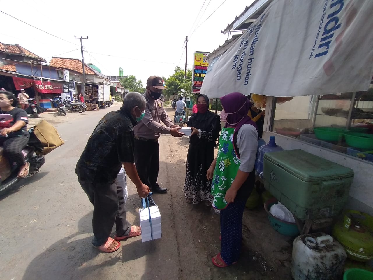 Jajaran Anggota Polsek Terisi  Bagi Bagi Masker dan Makanan Gratis
