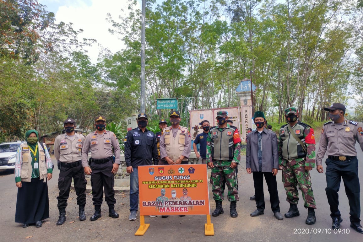 Forkopimcam Dayeuhluhur Gelar Operasi Masker di Bundaran KPP Desa Panulisan Timur
