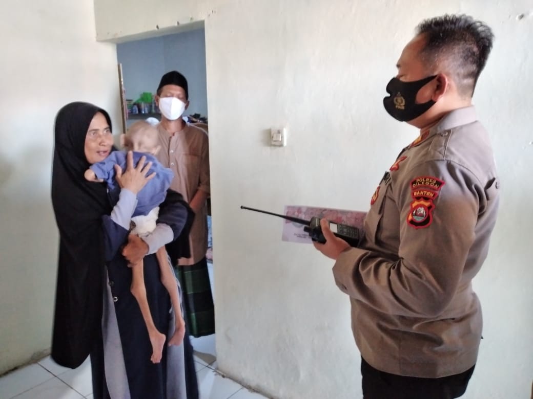 Kapolsek Purwakarta dan Polres Cilegon Santuni Rumah Anak yang Alami Gizi Buruk