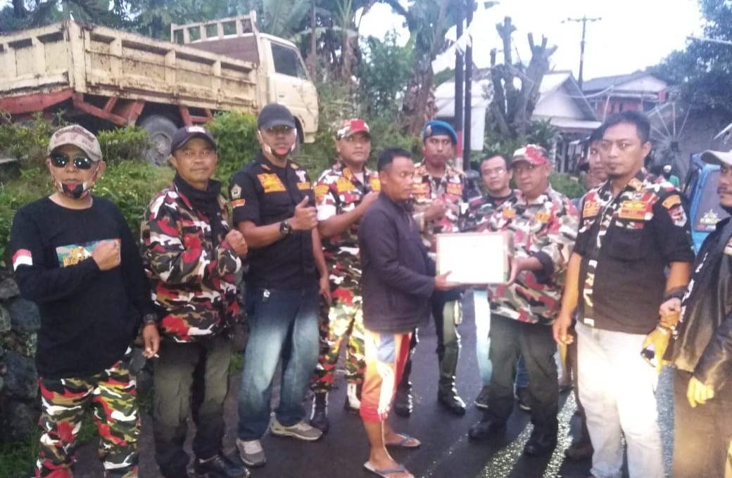 MAC LMPI Cicurug Salurkan Bantuan Musibah Banjir Bandang di Cisaat