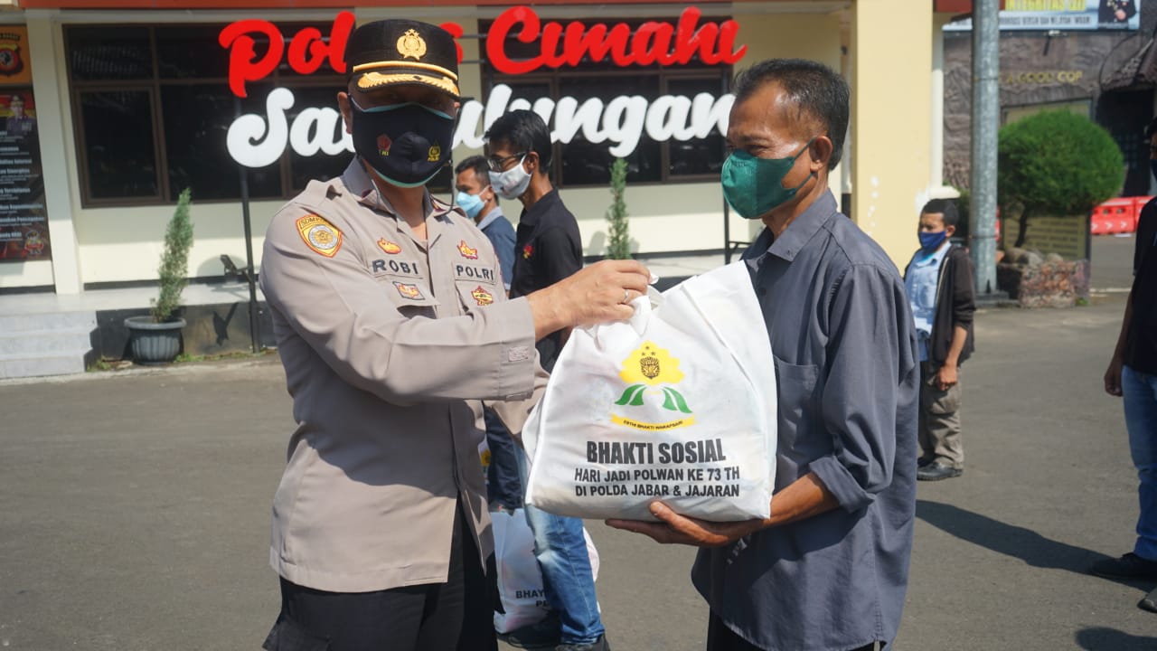 Hari Jadi Polwan Ke-73 Tahun 2021, Polres Cimahi Polda Jabar Bakti Sosial Bagikan Sembako Pada Masyarakat