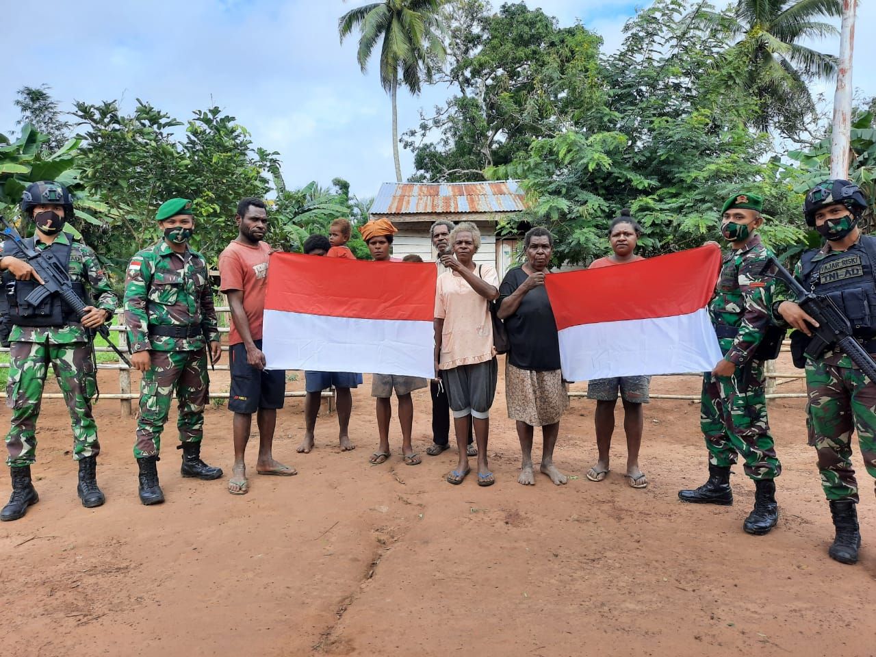 Jelang HUT Kemerdekaan RI ke-75, Satgas Yonif 125 Bagikan Bendera Merah Putih Kepada Warga Kampung Sota dan Toray