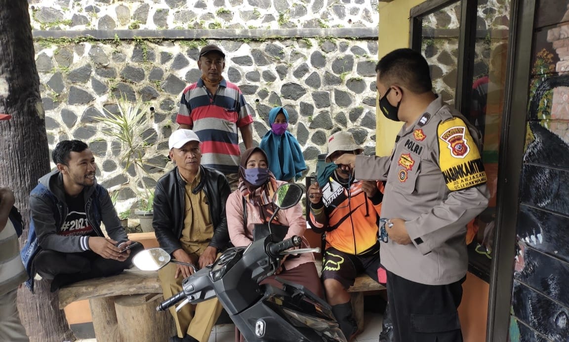 Bhabinkamtibmas Polsek Pameungkeuk Cek Pererapan Prokes dan Bagikan Masker di Desa Binaannya
